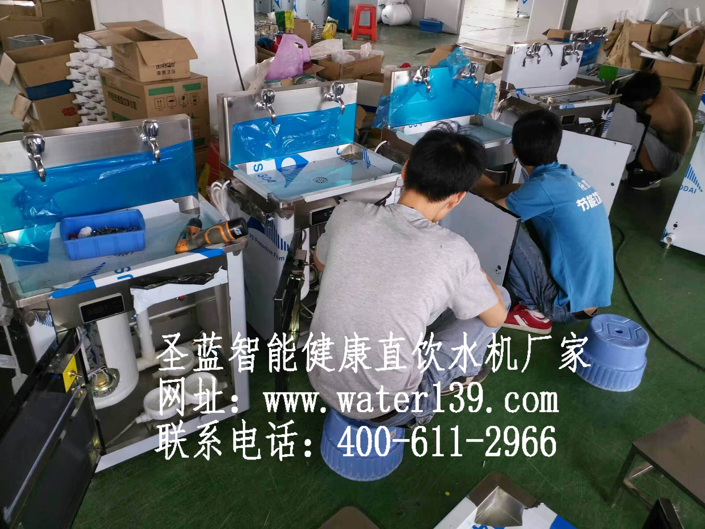 幼儿园饮水机组装场景图